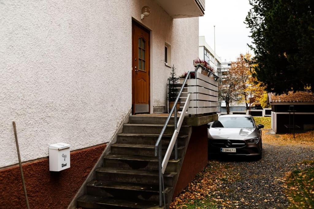 Mukava Saunallinen Kaksio Omalla Sisaeaenkaeynnillae Ja Ilmaisella Autopaikalla Куопио Экстерьер фото