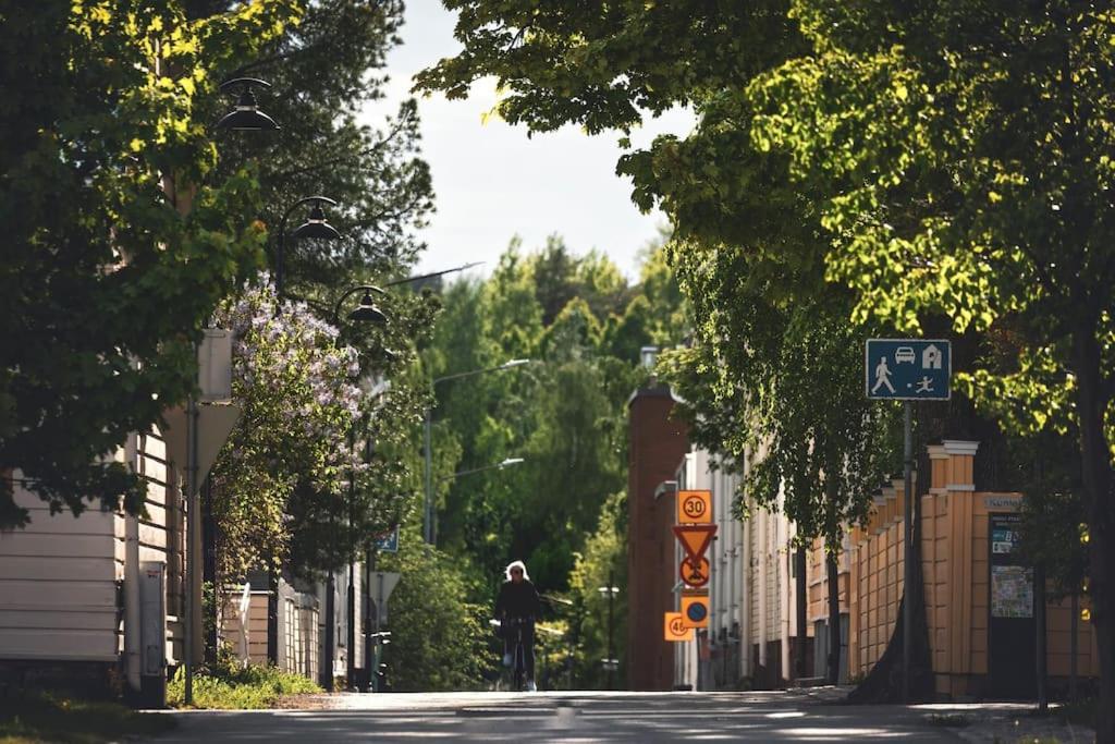 Mukava Saunallinen Kaksio Omalla Sisaeaenkaeynnillae Ja Ilmaisella Autopaikalla Куопио Экстерьер фото